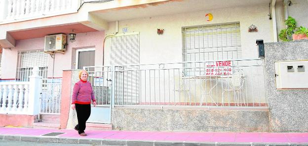 Ascensión, una vecina de Ulea, paseando ayer por delante de una casa deshabitada y en venta en la calle Campohermoso.