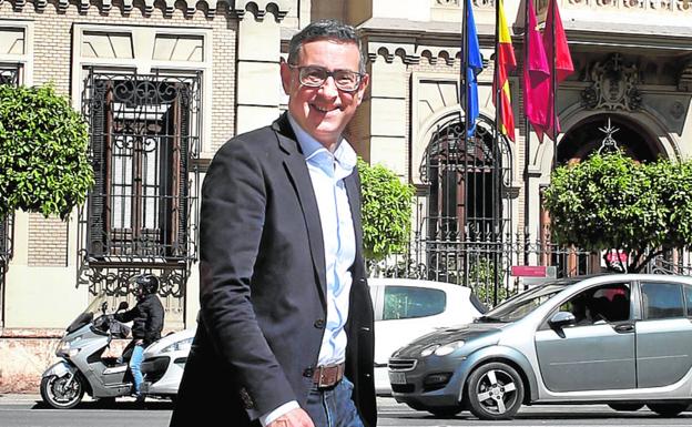 El rector electo de la UMU, José Luján, frente a la fachada de la sede del Rectorado.