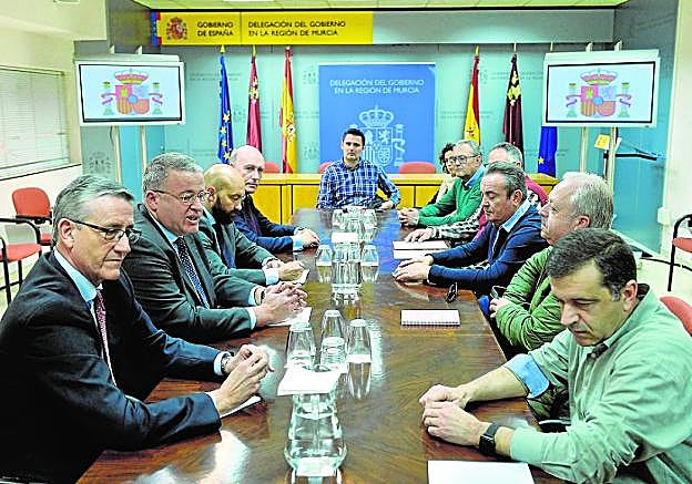 Los directivos de Aena y el delegado del Gobierno, con los trabajadores, ayer en Murcia.