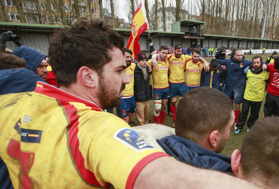 España, tras la derrota, tendrá que jugar una complicada repesca tras caer en el Pequeño Heysel por sus desaciertos, una gran Bélgica y un pésimo árbitro rumano.