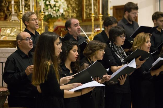 Un grupo de cantantes de coro durante la interpretación de la cantata nº 147 de Bach en la iglesia de San Miguel en Murcia el pasado año, donde también se pudo disfrutar. 