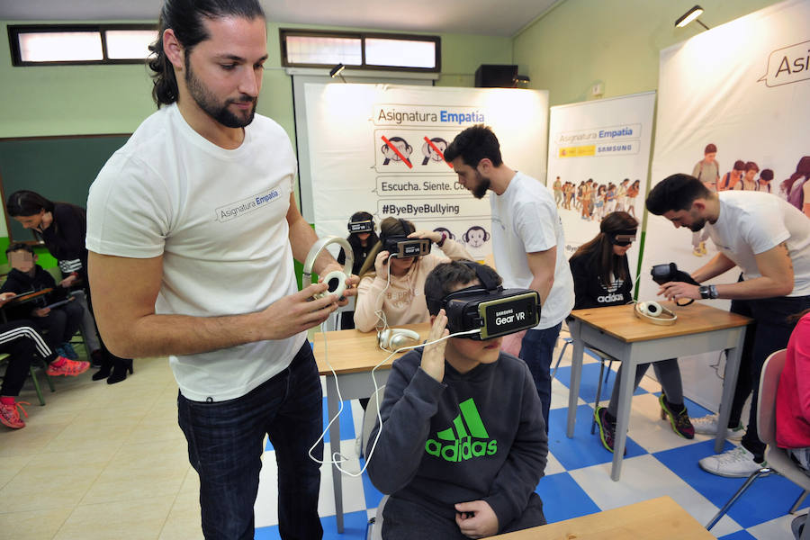 Casi 1.500 alumnos de la Región experimentan un caso de acoso escolar gracias a la realidad virtual