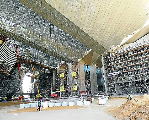En el gran atrio, la estatua de Ramsés II saluda al visitante. Fue trasladada erecta desde El Cairo en una operación espectacular.