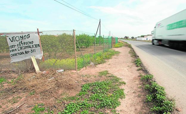 Cartel colocado a la entrada de Pozo Estrecho, por donde circula un camión de gran tonelaje.