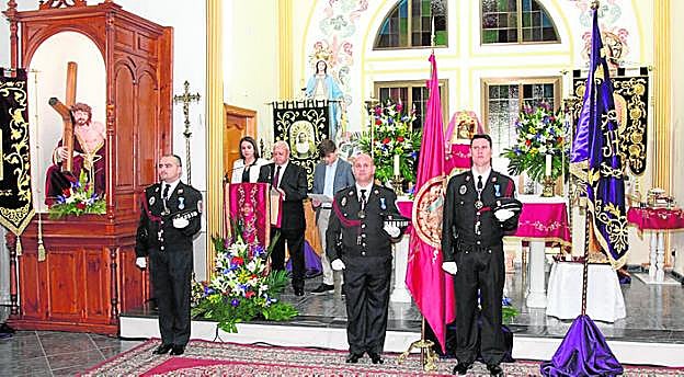 Juan Molina Martínez, con sus nietos durante el pregón.