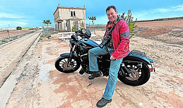 Pedro Sánchez, controlador ferroviario, junto a la estación de El Romeral, hoy paso de la vía Verde Totana-Mazarrón y Cartagena.