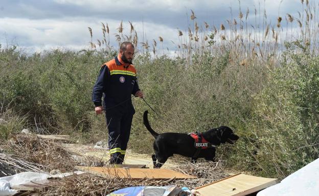 Antonio Serrano, de Protección Civil de Totana, ayer, supervisando los trabajos de 'Kiki' en unos terrenos abandonados cerca del Camino del Panderón.