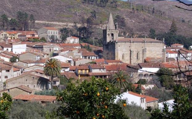 Vista panorámica de Hoyos, en la Sierra de Gata, con su iglesia parroquial a la derecha. 
