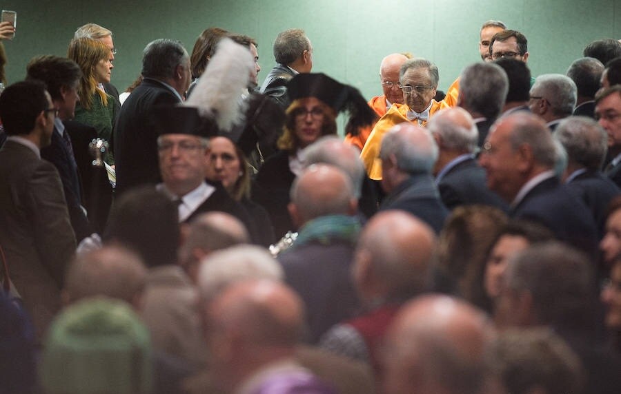 La investidura ha tenido lugar con una ceremonia presidida por el rector José Orihuela en el salón de actos de la Facultad de Economía y Empresa