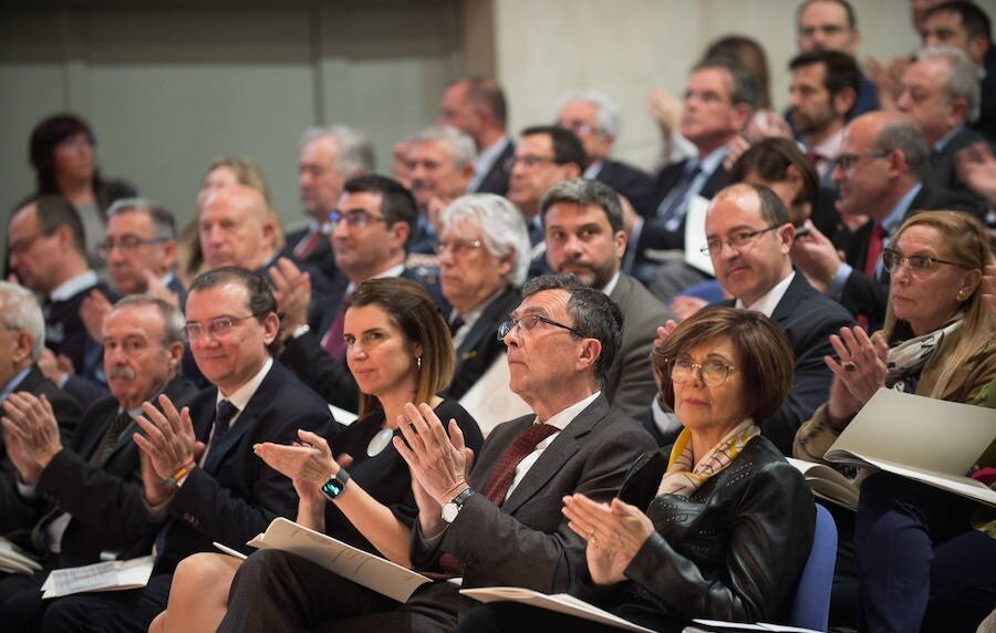 La investidura ha tenido lugar con una ceremonia presidida por el rector José Orihuela en el salón de actos de la Facultad de Economía y Empresa