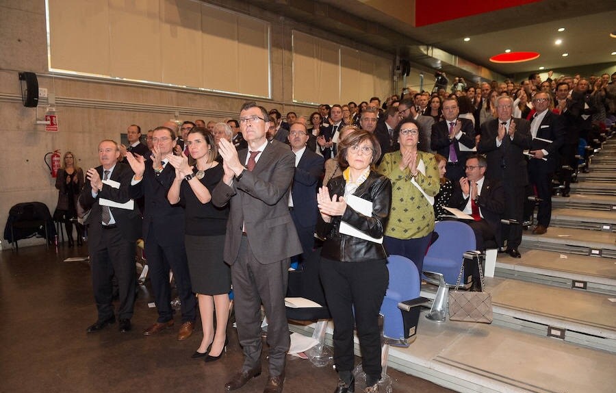 La investidura ha tenido lugar con una ceremonia presidida por el rector José Orihuela en el salón de actos de la Facultad de Economía y Empresa