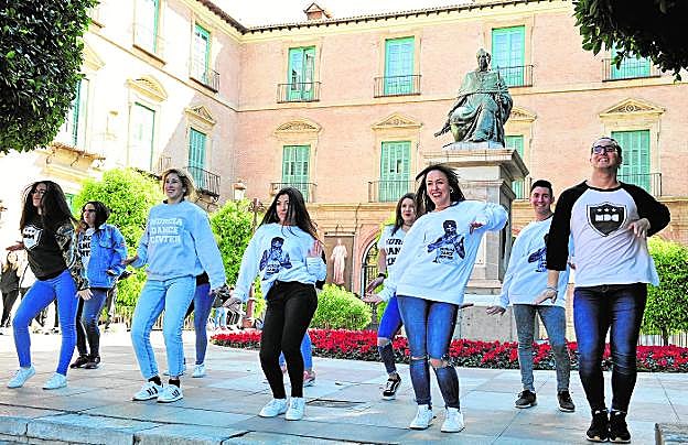Grupo de bailarines de Murcia Dance Center, ayer, presentando la coreografía del 'flashmob'.