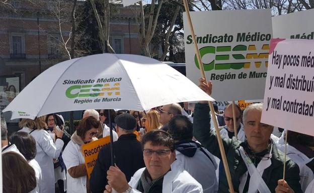 Representantes del sindicato médico de la Región se manifiestan en Madrid. 