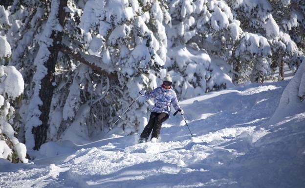 Una esquiadora desciende las pistas de Javalambre