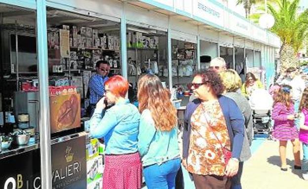 Vecinos y visitantes se acercan a la Feria Outlet de Santiago de la Ribera para encontrar los artículos a buenos precios. 