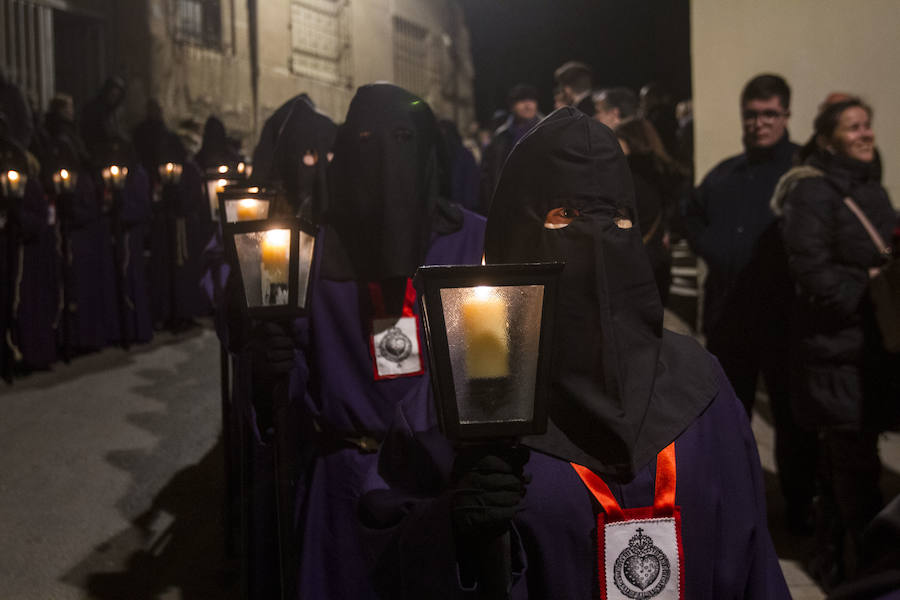 La primera procesión de España ha realizado estación penitencial en la iglesia de Santa María de Gracia, ante la imagen de la Virgen del Rosell, y en la basílica de la Caridad, ante la imagen de la actual Patrona 