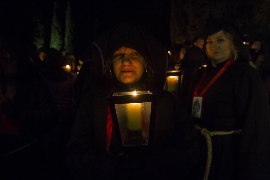 La primera procesión de España ha realizado estación penitencial en la iglesia de Santa María de Gracia, ante la imagen de la Virgen del Rosell, y en la basílica de la Caridad, ante la imagen de la actual Patrona 