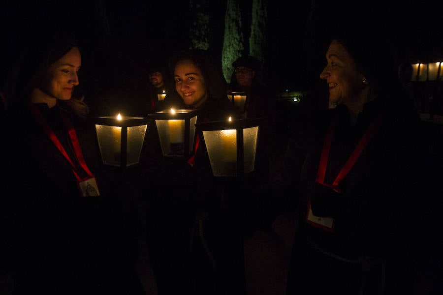 La primera procesión de España ha realizado estación penitencial en la iglesia de Santa María de Gracia, ante la imagen de la Virgen del Rosell, y en la basílica de la Caridad, ante la imagen de la actual Patrona 