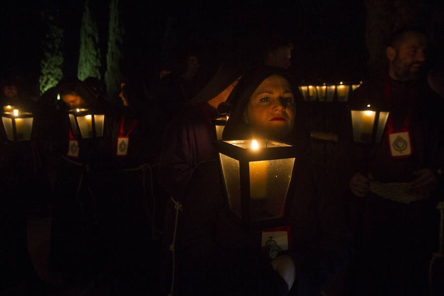 La primera procesión de España ha realizado estación penitencial en la iglesia de Santa María de Gracia, ante la imagen de la Virgen del Rosell, y en la basílica de la Caridad, ante la imagen de la actual Patrona 