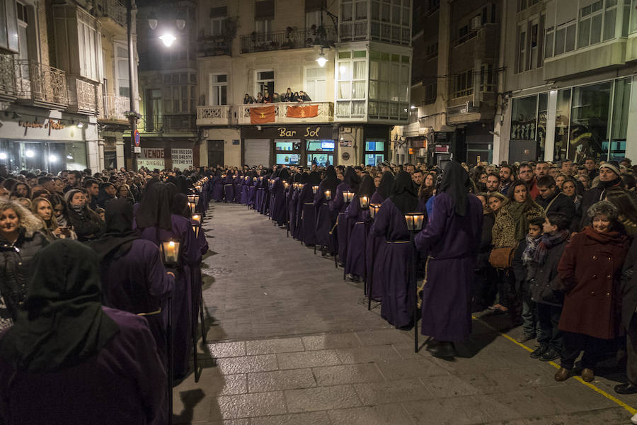 La primera procesión de España ha realizado estación penitencial en la iglesia de Santa María de Gracia, ante la imagen de la Virgen del Rosell, y en la basílica de la Caridad, ante la imagen de la actual Patrona 