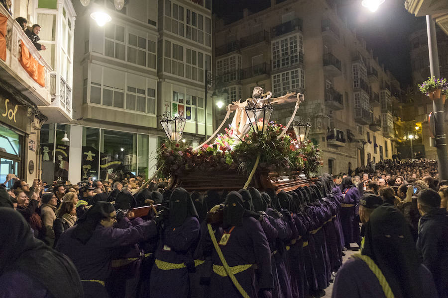 La primera procesión de España ha realizado estación penitencial en la iglesia de Santa María de Gracia, ante la imagen de la Virgen del Rosell, y en la basílica de la Caridad, ante la imagen de la actual Patrona 