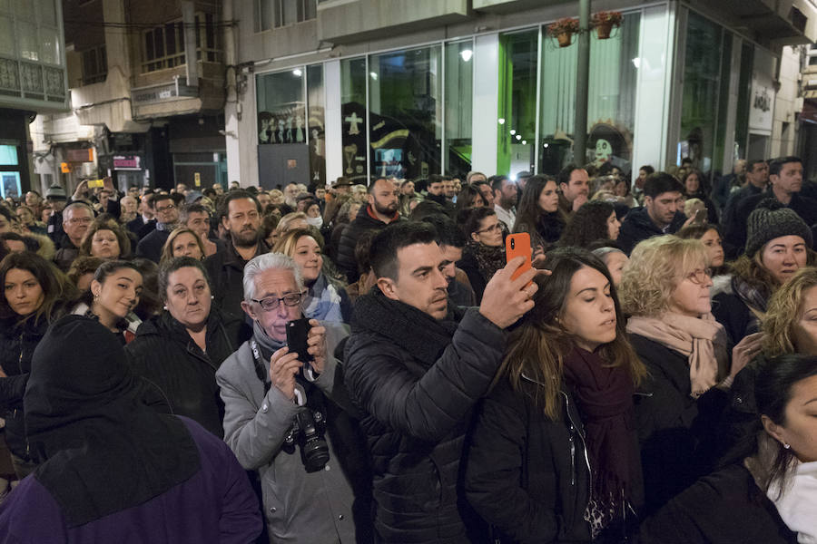 La primera procesión de España ha realizado estación penitencial en la iglesia de Santa María de Gracia, ante la imagen de la Virgen del Rosell, y en la basílica de la Caridad, ante la imagen de la actual Patrona 