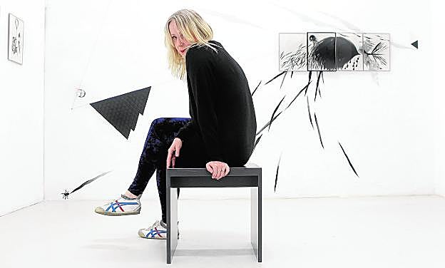 Katarzyna Rogowicz, junto a algunas de sus obras en el Centro Párraga.