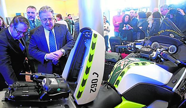 El director de la DGT y el ministro observan una de las nuevas motocicletas con todo integrado.
