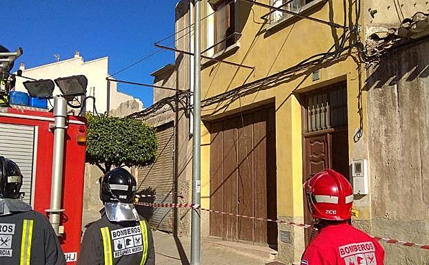 Bomberos actuando en una casa en Mula