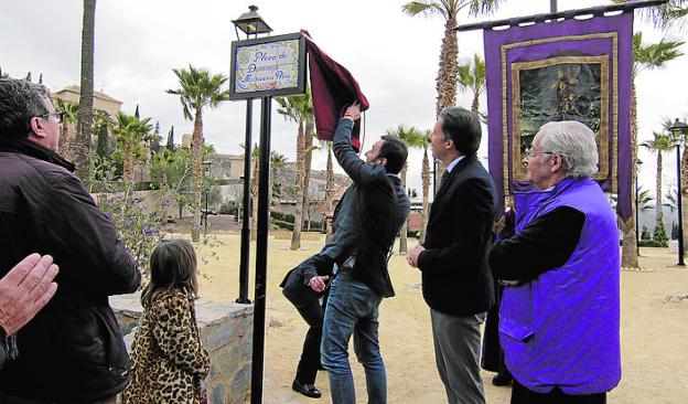 José Luis Munuera descubre la placa con el nombre de su padre, en presencia del alcalde y el presidente del Paso Morado.