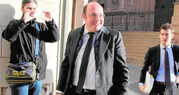Pedro Antonio Sánchez llega al Palacio de Justicia de Lorca, ayer por la mañana, para prestar declaración.
