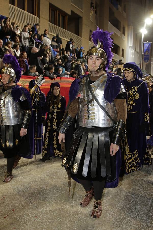 La lluvia obligó a la Dolorosa a resguardarse bajo la carpa de San Mateo para retomar poco después su desfile por la carrera