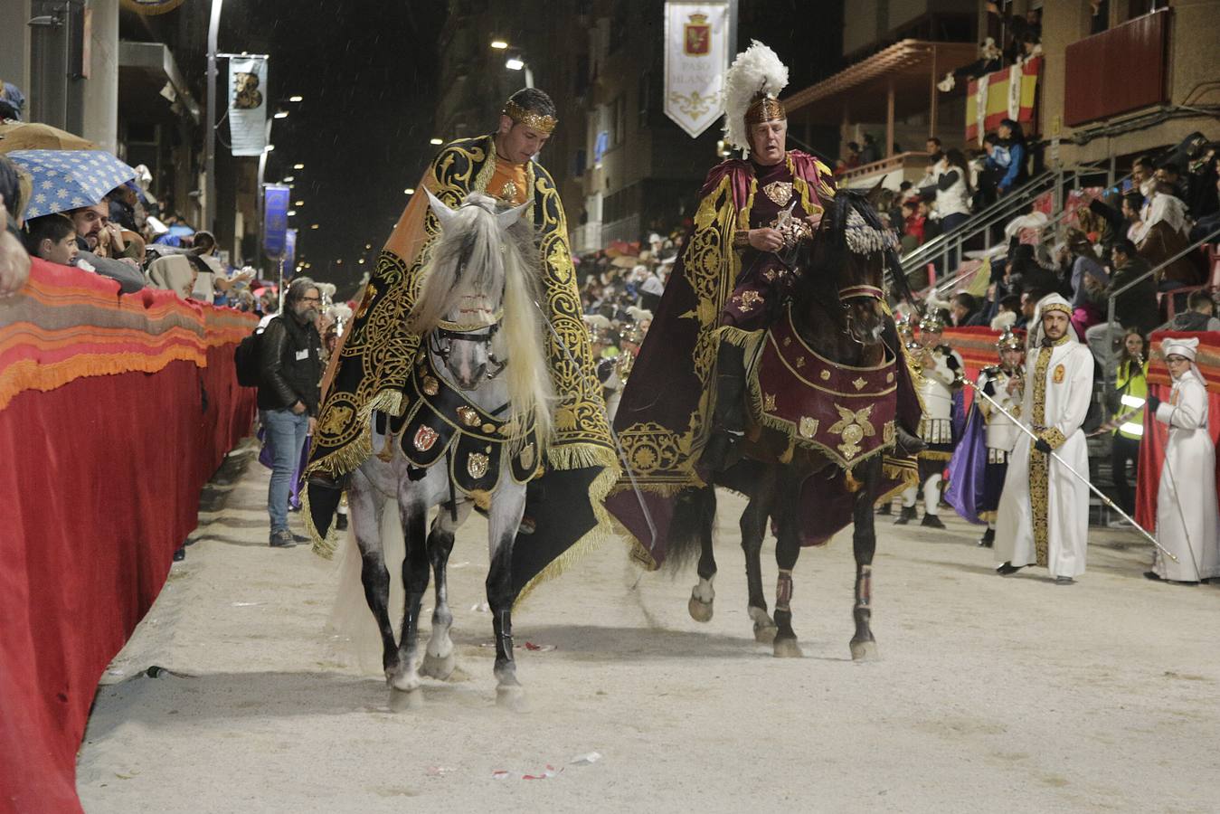 La lluvia obligó a la Dolorosa a resguardarse bajo la carpa de San Mateo para retomar poco después su desfile por la carrera