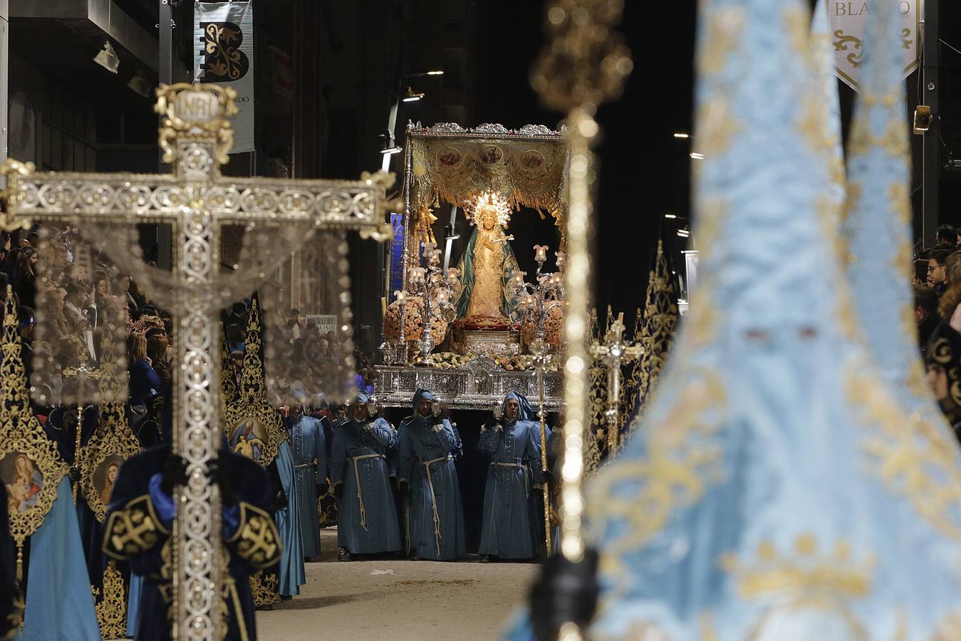 La lluvia obligó a la Dolorosa a resguardarse bajo la carpa de San Mateo para retomar poco después su desfile por la carrera