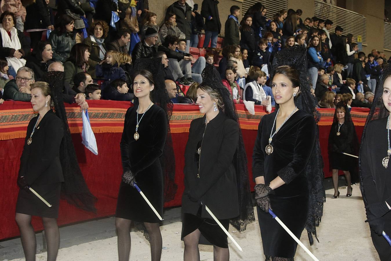 La lluvia obligó a la Dolorosa a resguardarse bajo la carpa de San Mateo para retomar poco después su desfile por la carrera