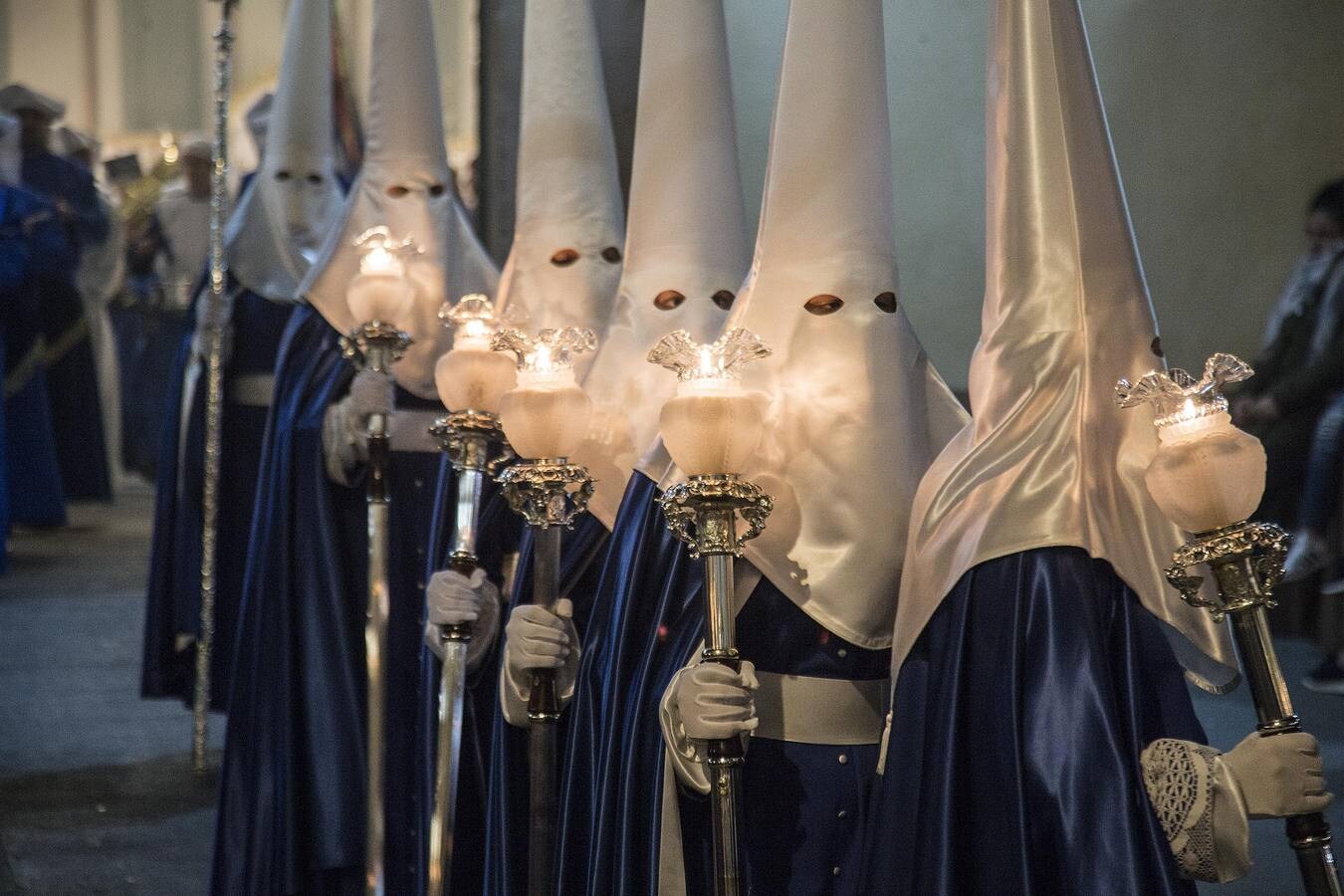 Los californios agilizan su primera procesión por la amenaza de lluvia, tras salir 20 minutos tarde