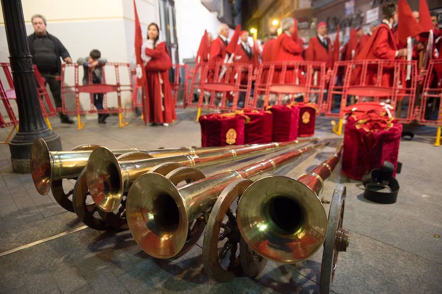 La procesión corinta de Santa Catalina recorrió la ciudad en la celebración del 25 aniversario de su fundación en una tarde desapacible. La institución que desfiló desde Santa Catalina estrenó una Cruz Alzada y el Cristo titular nuevas cantoneras de oro