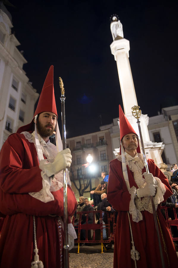 La procesión corinta de Santa Catalina recorrió la ciudad en la celebración del 25 aniversario de su fundación en una tarde desapacible. La institución que desfiló desde Santa Catalina estrenó una Cruz Alzada y el Cristo titular nuevas cantoneras de oro