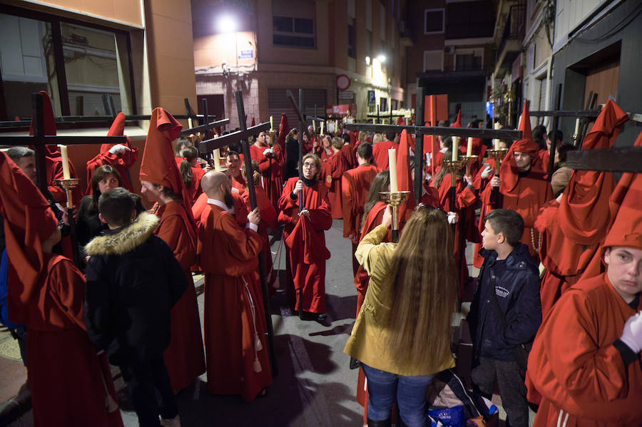 La procesión corinta de Santa Catalina recorrió la ciudad en la celebración del 25 aniversario de su fundación en una tarde desapacible. La institución que desfiló desde Santa Catalina estrenó una Cruz Alzada y el Cristo titular nuevas cantoneras de oro