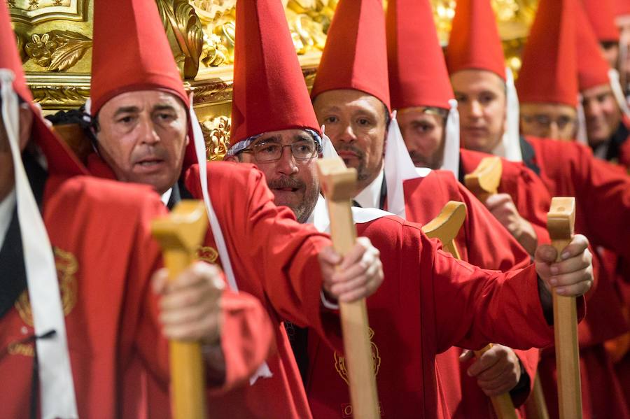 La procesión corinta de Santa Catalina recorrió la ciudad en la celebración del 25 aniversario de su fundación en una tarde desapacible. La institución que desfiló desde Santa Catalina estrenó una Cruz Alzada y el Cristo titular nuevas cantoneras de oro