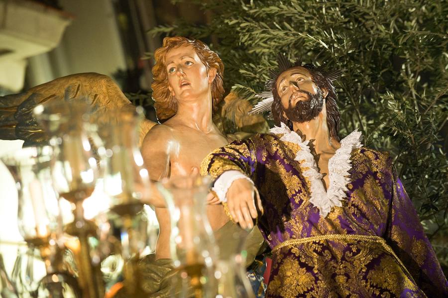 La procesión corinta de Santa Catalina recorrió la ciudad en la celebración del 25 aniversario de su fundación en una tarde desapacible. La institución que desfiló desde Santa Catalina estrenó una Cruz Alzada y el Cristo titular nuevas cantoneras de oro