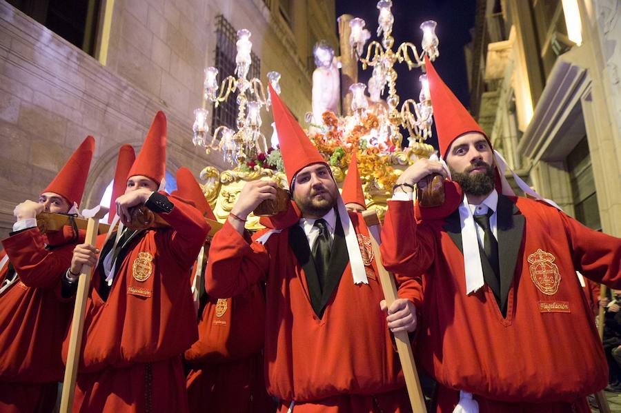 La procesión corinta de Santa Catalina recorrió la ciudad en la celebración del 25 aniversario de su fundación en una tarde desapacible. La institución que desfiló desde Santa Catalina estrenó una Cruz Alzada y el Cristo titular nuevas cantoneras de oro