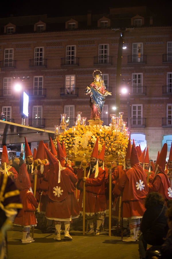 La procesión corinta de Santa Catalina recorrió la ciudad en la celebración del 25 aniversario de su fundación en una tarde desapacible. La institución que desfiló desde Santa Catalina estrenó una Cruz Alzada y el Cristo titular nuevas cantoneras de oro