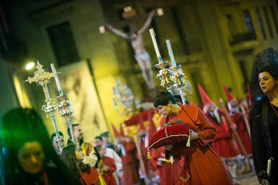 La procesión corinta de Santa Catalina recorrió la ciudad en la celebración del 25 aniversario de su fundación en una tarde desapacible. La institución que desfiló desde Santa Catalina estrenó una Cruz Alzada y el Cristo titular nuevas cantoneras de oro