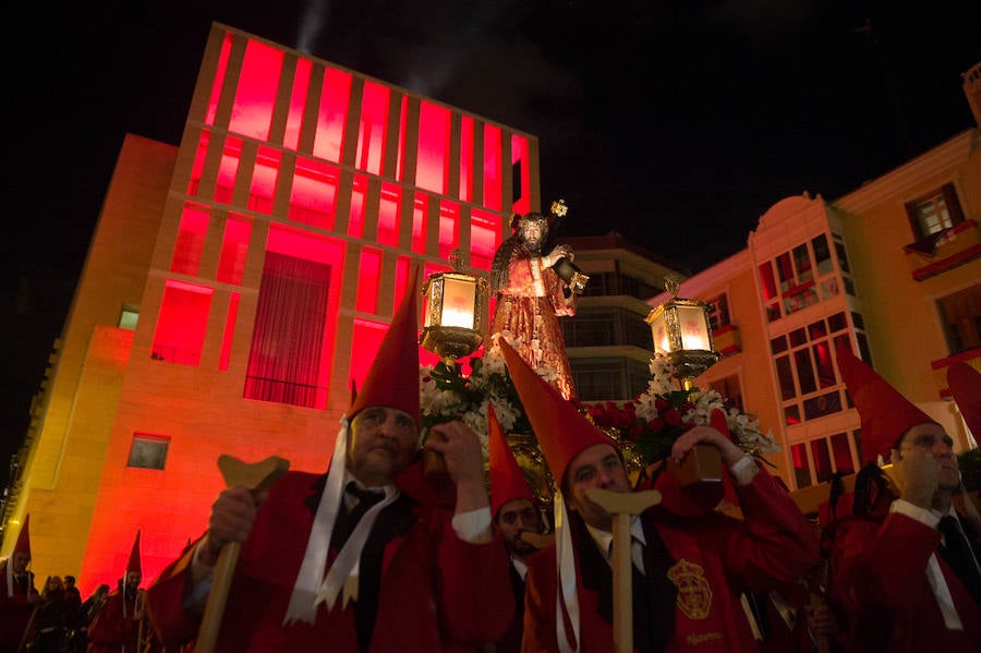 La procesión corinta de Santa Catalina recorrió la ciudad en la celebración del 25 aniversario de su fundación en una tarde desapacible. La institución que desfiló desde Santa Catalina estrenó una Cruz Alzada y el Cristo titular nuevas cantoneras de oro