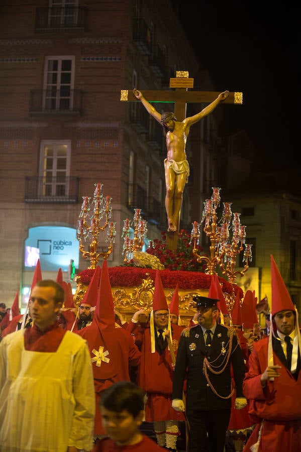 La procesión corinta de Santa Catalina recorrió la ciudad en la celebración del 25 aniversario de su fundación en una tarde desapacible. La institución que desfiló desde Santa Catalina estrenó una Cruz Alzada y el Cristo titular nuevas cantoneras de oro