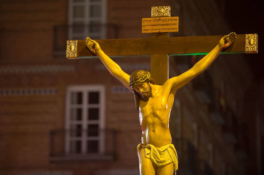 La procesión corinta de Santa Catalina recorrió la ciudad en la celebración del 25 aniversario de su fundación en una tarde desapacible. La institución que desfiló desde Santa Catalina estrenó una Cruz Alzada y el Cristo titular nuevas cantoneras de oro