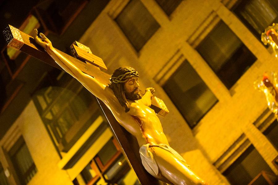 La procesión corinta de Santa Catalina recorrió la ciudad en la celebración del 25 aniversario de su fundación en una tarde desapacible. La institución que desfiló desde Santa Catalina estrenó una Cruz Alzada y el Cristo titular nuevas cantoneras de oro