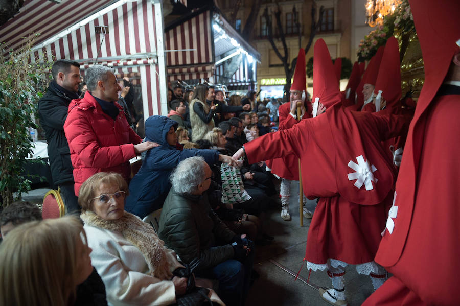 La procesión corinta de Santa Catalina recorrió la ciudad en la celebración del 25 aniversario de su fundación en una tarde desapacible. La institución que desfiló desde Santa Catalina estrenó una Cruz Alzada y el Cristo titular nuevas cantoneras de oro