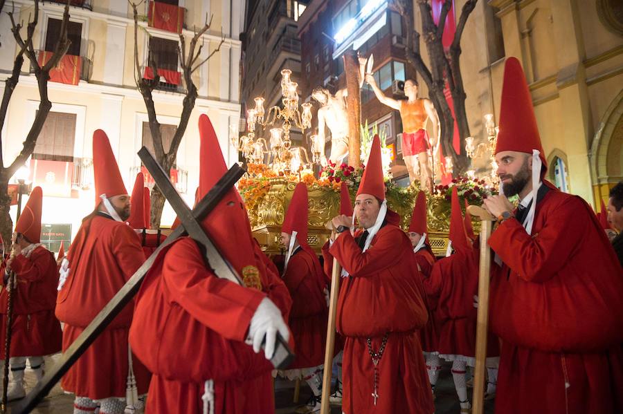 La procesión corinta de Santa Catalina recorrió la ciudad en la celebración del 25 aniversario de su fundación en una tarde desapacible. La institución que desfiló desde Santa Catalina estrenó una Cruz Alzada y el Cristo titular nuevas cantoneras de oro